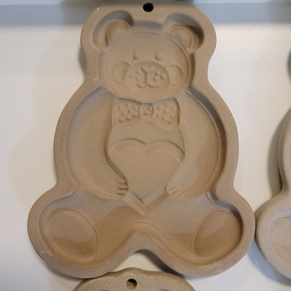 Pampered chef 1991 set of 4 teddy bear holding a heart clay cookie molds. - Picture 3 of 6